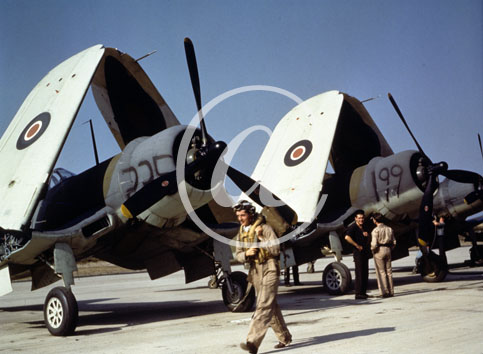 inconnu() Seconde guerre mondiale US Navy en couleurs - S�rie 80-GK- : Pilotes et m�caniciens vont-et-viennent devant un rang de chasseurs de la RAF.