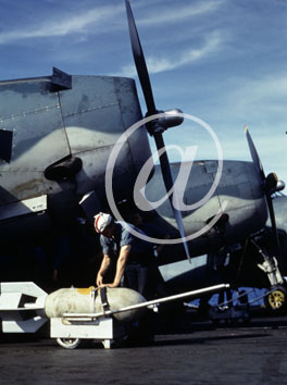 inconnu() Seconde guerre mondiale US Navy en couleurs - Série 80-GK- : Approvisionnement en bombes des appareils. inconnu() Seconde guerre mondiale US Navy en couleurs - Série 80-GK- : Approvisionnement en bombes des appareils.
