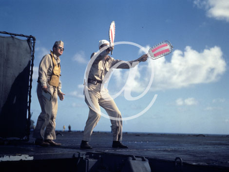 inconnu() Seconde guerre mondiale US Navy en couleurs - S�rie 80-GK- : Un matelot op�rateur brandit ses fanions signal�tiques sur une piste d