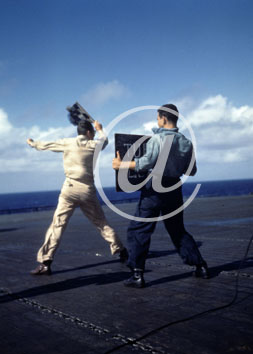 inconnu() Seconde guerre mondiale US Navy en couleurs - S�rie 80-GK- : Des signalisateurs sur une piste de porte-avions, en plein vent.