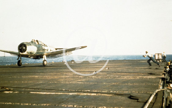 inconnu() Seconde guerre mondiale US Navy en couleurs - Série 80-GK- : Un assistant-mécanicien se précipite à la rencontre d inconnu() Seconde guerre mondiale US Navy en couleurs - Série 80-GK- : Un assistant-mécanicien se précipite à la rencontre d