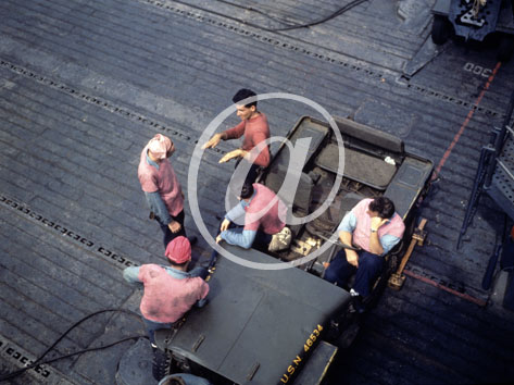 inconnu() Seconde guerre mondiale US Navy en couleurs - S�rie 80-GK- : Des m�caniciens en pull rouge sur une jeep de l