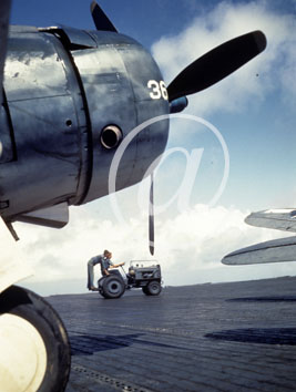 inconnu() Seconde guerre mondiale US Navy en couleurs - S�rie 80-GK- : Un micro-tracteur parmi les avions.