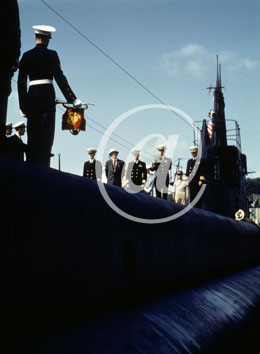 inconnu() Seconde guerre mondiale US Navy en couleurs - S�rie 80-GK- : C�r�monie de la Marine am�ricaine sur un sous marin, clairon, grande tenue et discour.